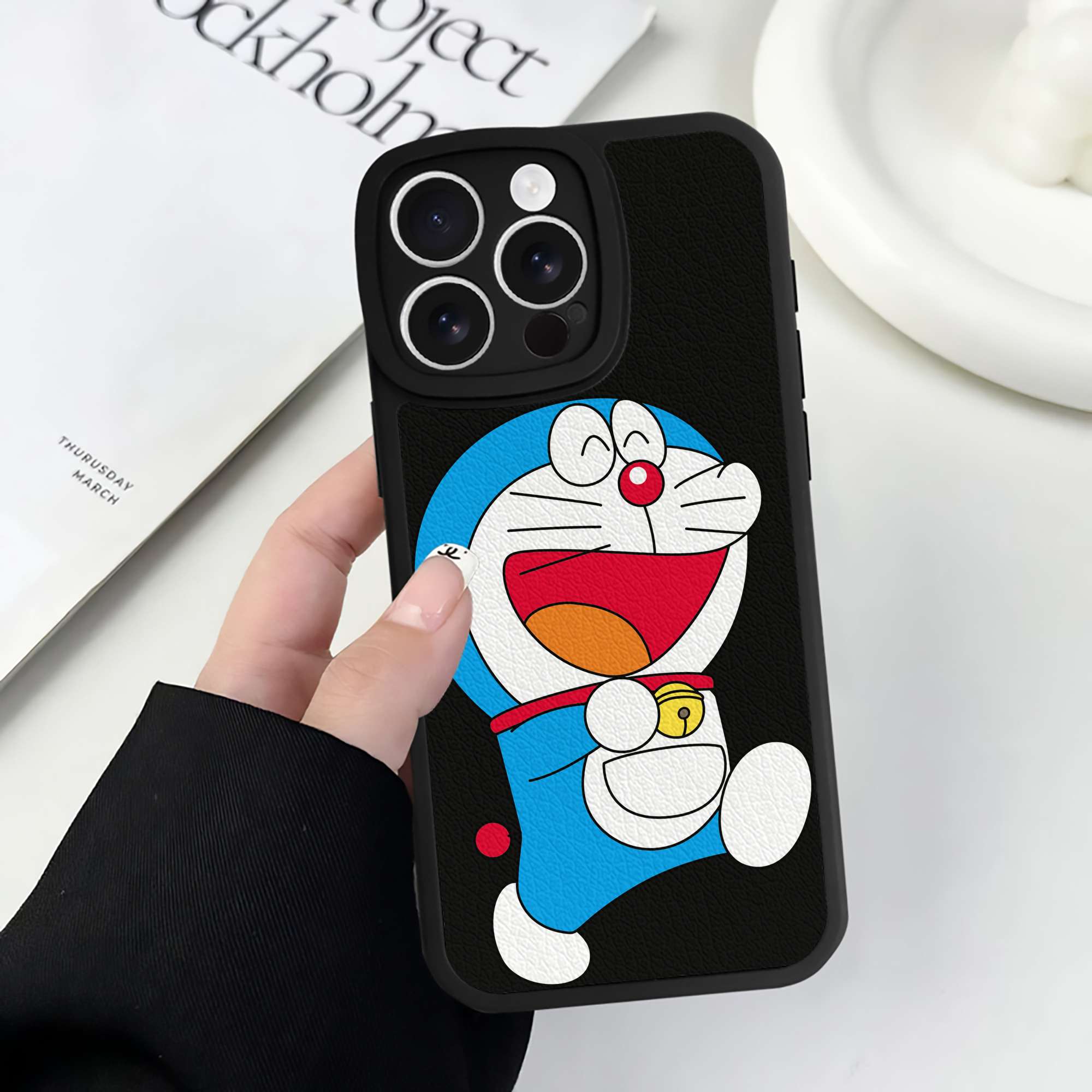 （画像用） ドラえもん Doraemon 【iPhone 16シリーズ対応】シリコンスマホケース（レザー調） 材質：シリコン